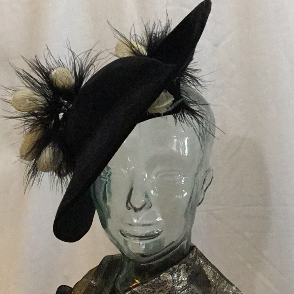 40s Vintage hat with remarkable feather work🦠🦠🦠